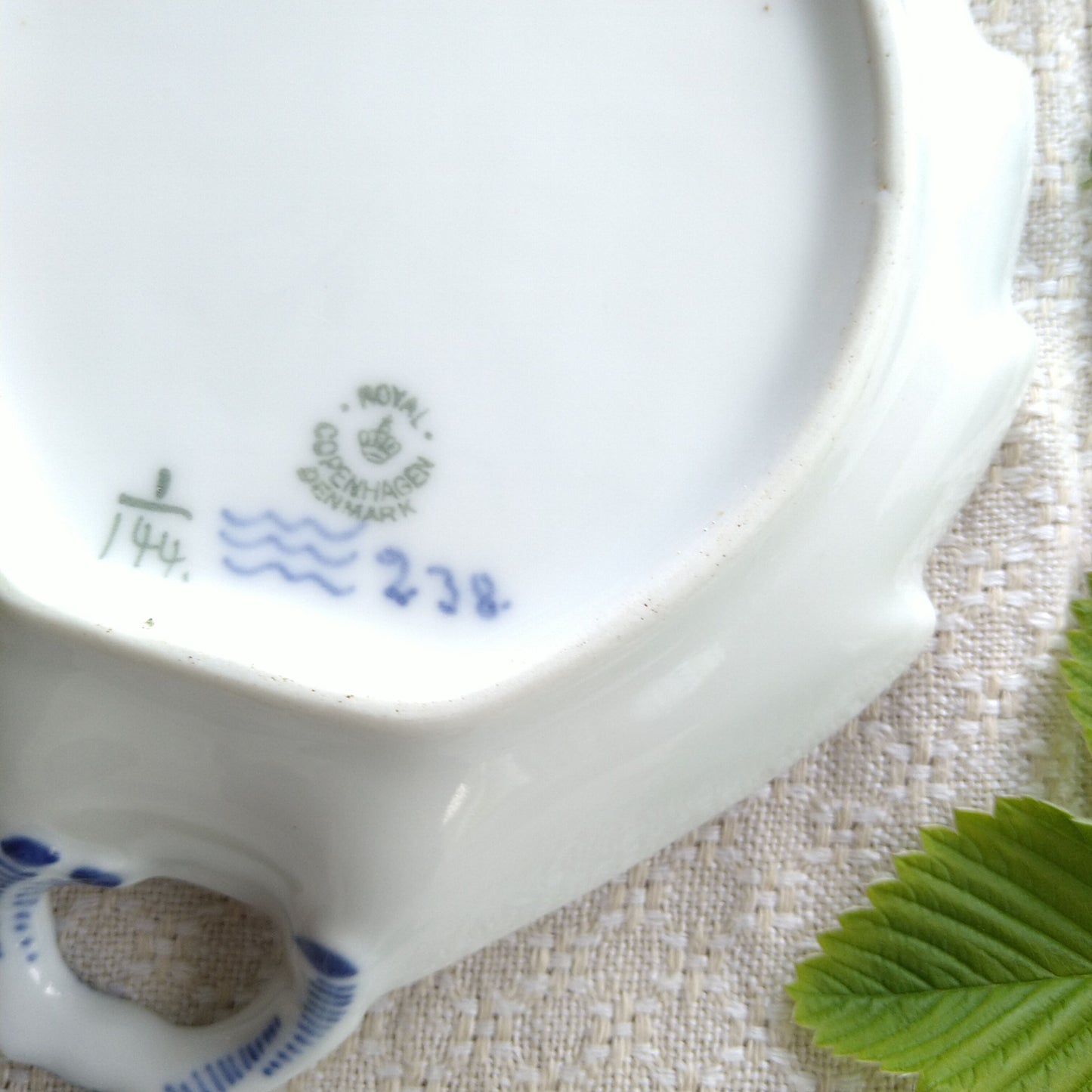 1924～1934年のRoyalCopenhagenブルーフルーテッドプレイン葉っぱ皿約22.5㎝L×18㎝W/PlainLeafPlate