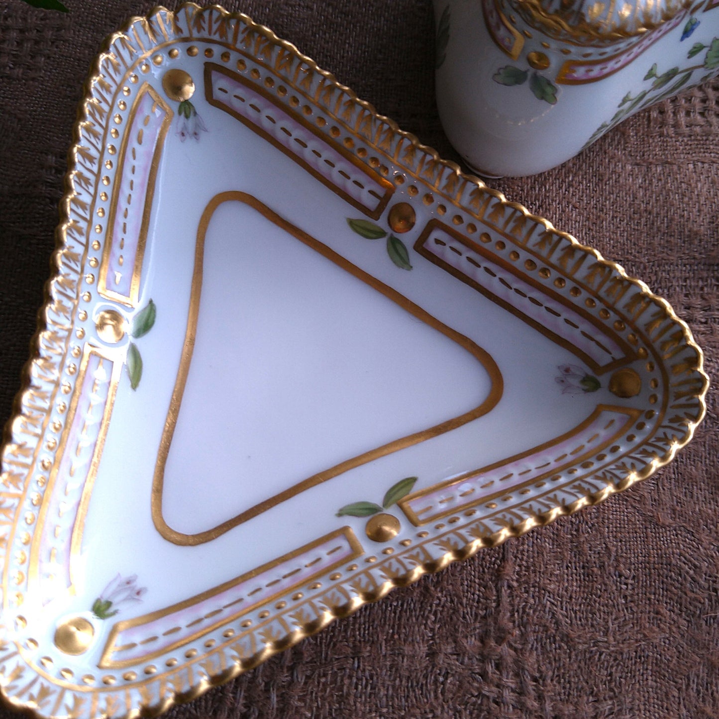 1960年代のRoyalCopenhagenフローラダニカ三角シトロンカップソーサー花はヴェロニカです。/FloraDanicaCitronCupSaucer