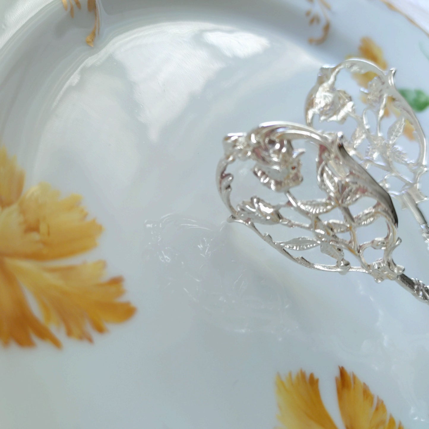 1960年スウェーデンのシルバーケーキトング🌹2輪のバラのレリーフ長さ約12.5㎝L小さめ。