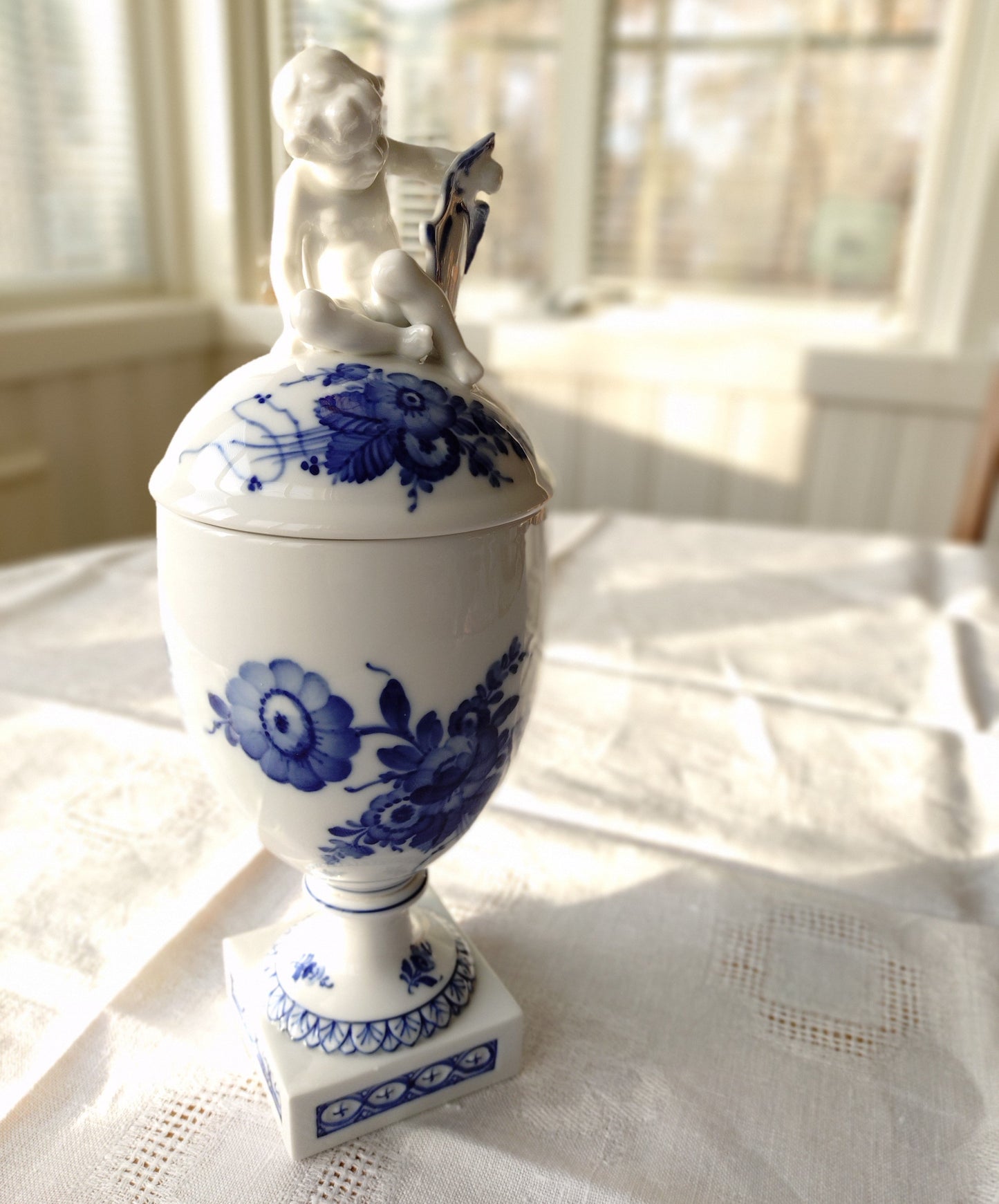 1948年のRoyalCopenhagenブルーフラワーの人形の蓋付きベース、小物入れは高さ約28.5㎝H
