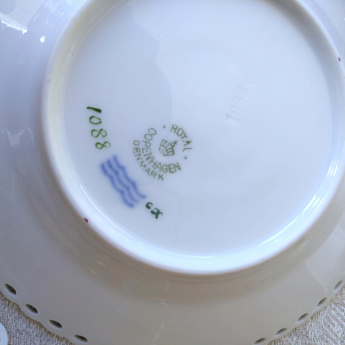 1924～1934年RoyalCopenhagenフルレース金彩バーガンディーの小さなプレート直径約15㎝D