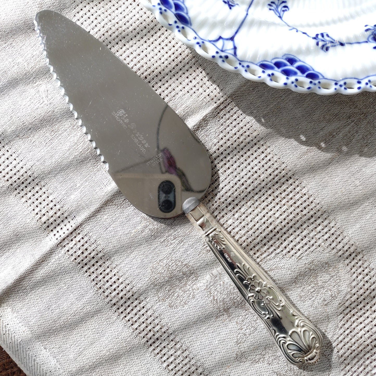 ENGLAND、Sheffieldのシルバーケーキサーパーは長さ約25.5㎝L、重さ約75g