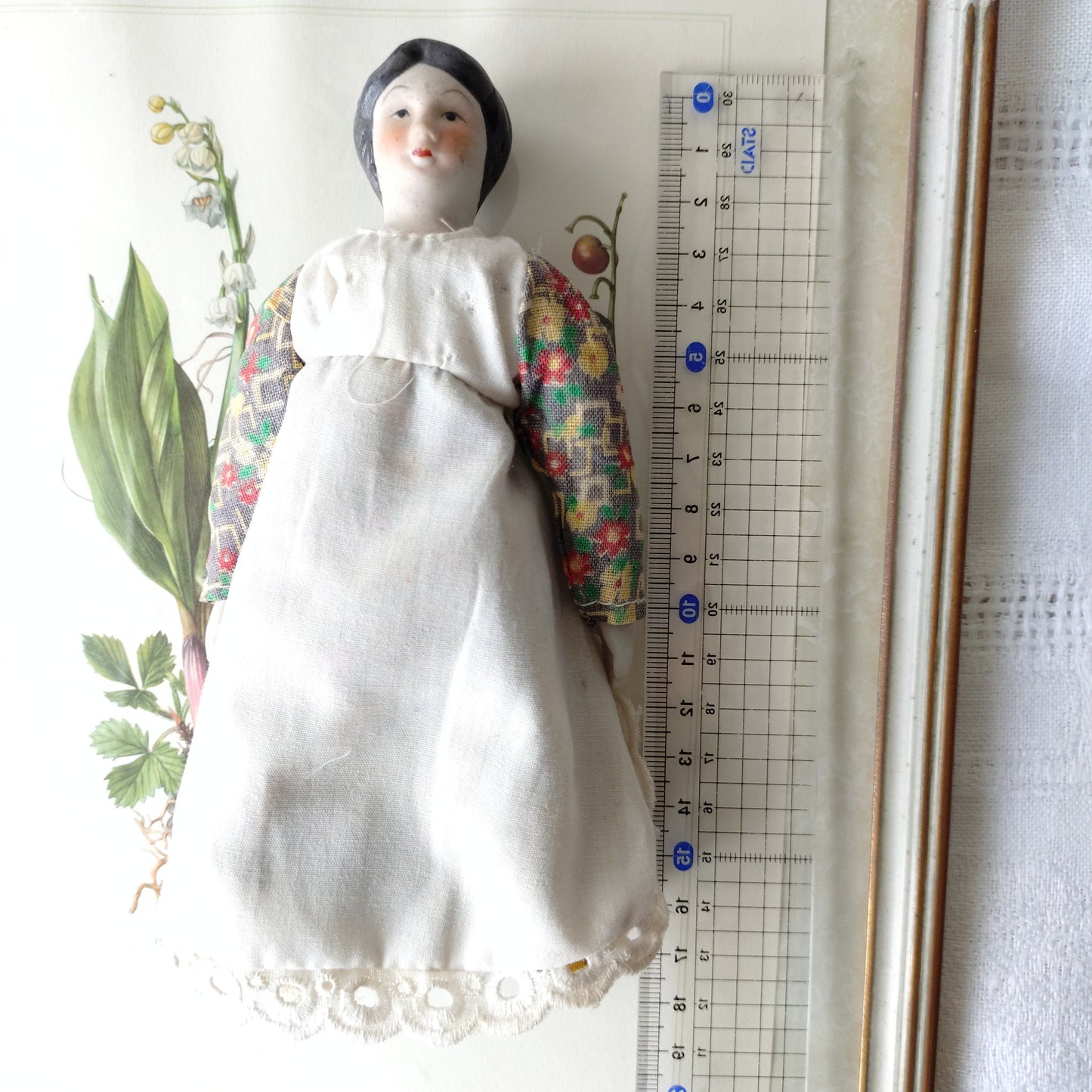 白いエプロンのお人形さん高さ約17.5㎝Hおそらく1900年頃