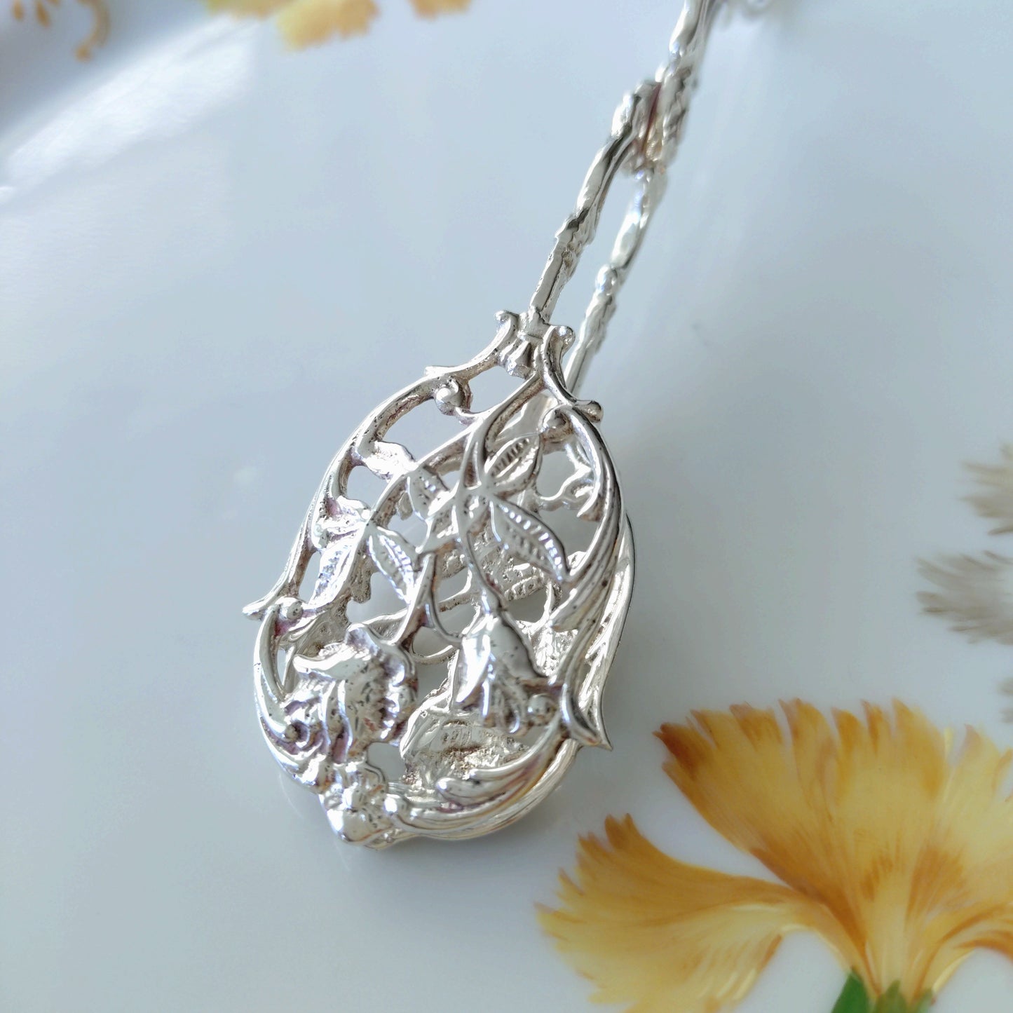 1960年スウェーデンのシルバーケーキトング🌹2輪のバラのレリーフ長さ約12.5㎝L小さめ。