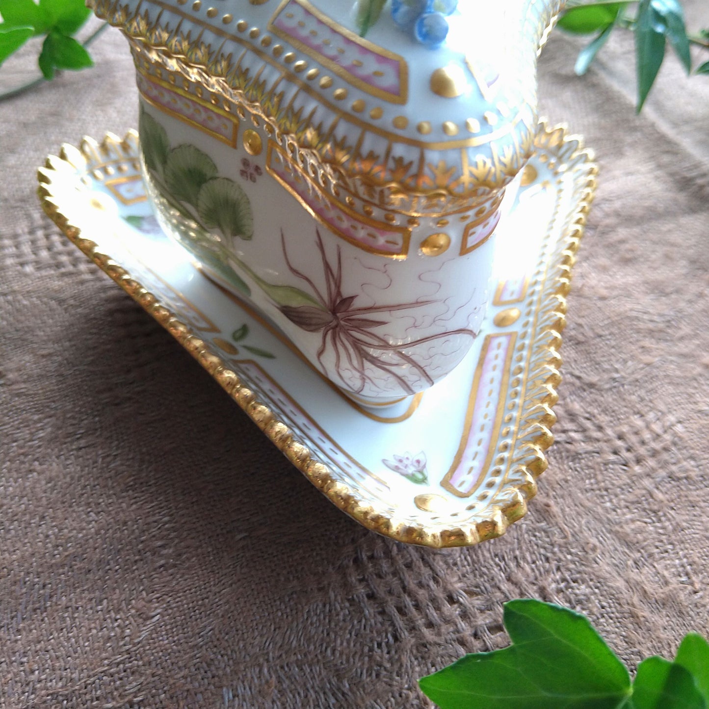 1960年代のRoyalCopenhagenフローラダニカの3角シトロンカップソーサー、花はハナワラビです。/FloraDanicaCitronCupSaucer