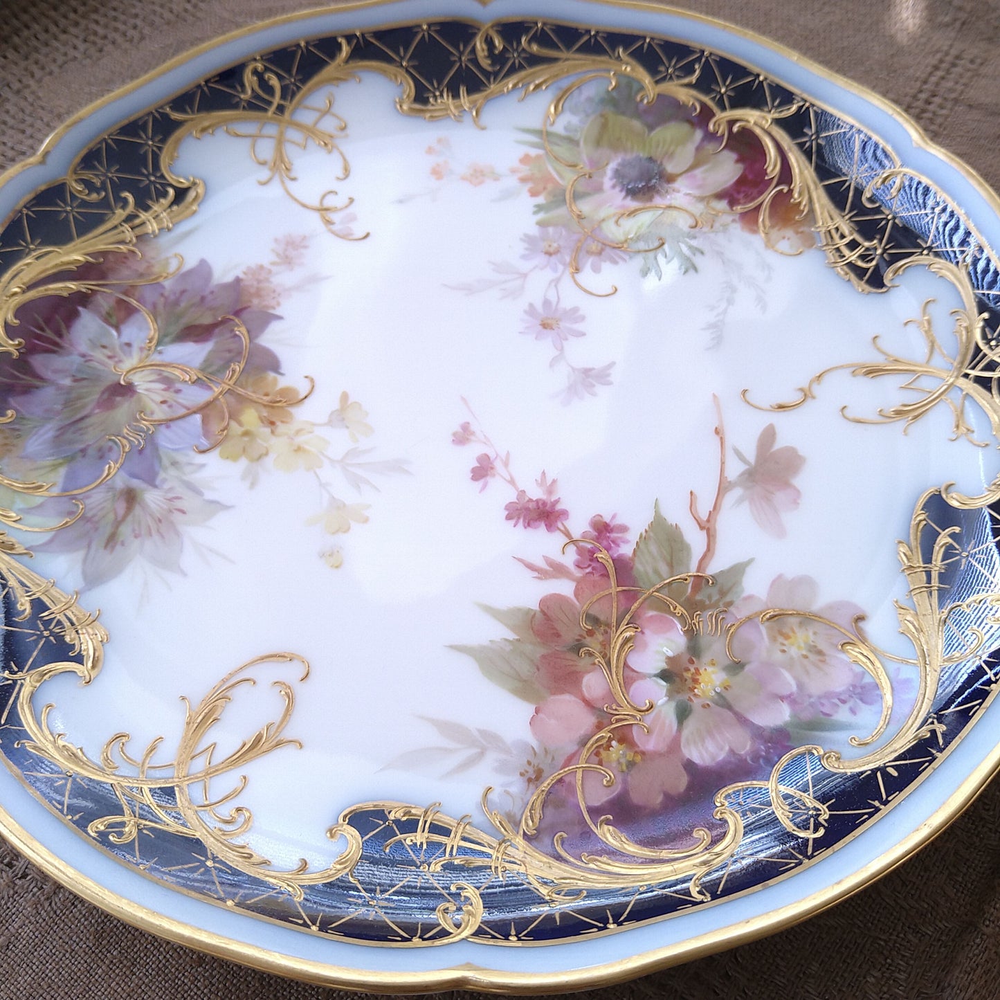 1912年KPMベルリンのソフトペインティングの花々とコバルトラウンドのお皿直径約22㎝D
