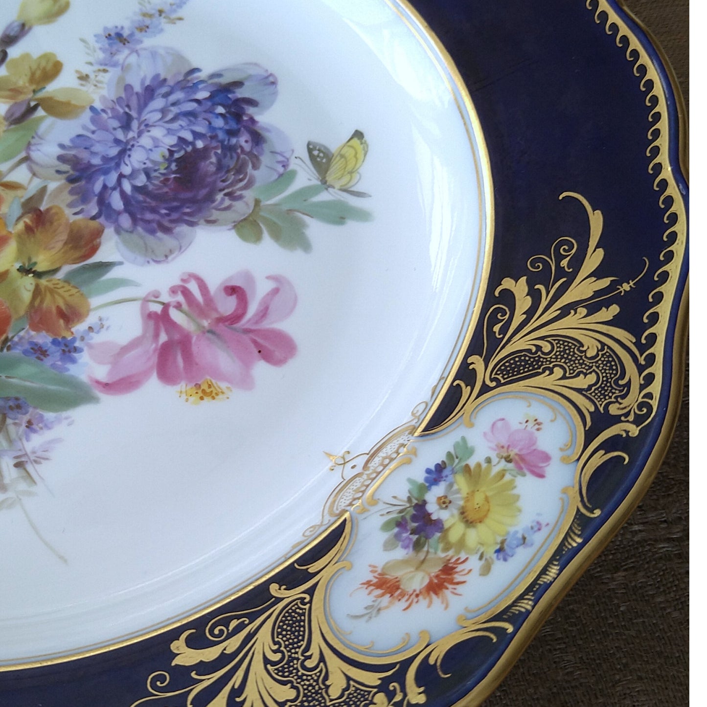 1850～1924年Meissenコバルトフォンドプレート直径約25cmD青紫の花とアストロメリアのブーケ