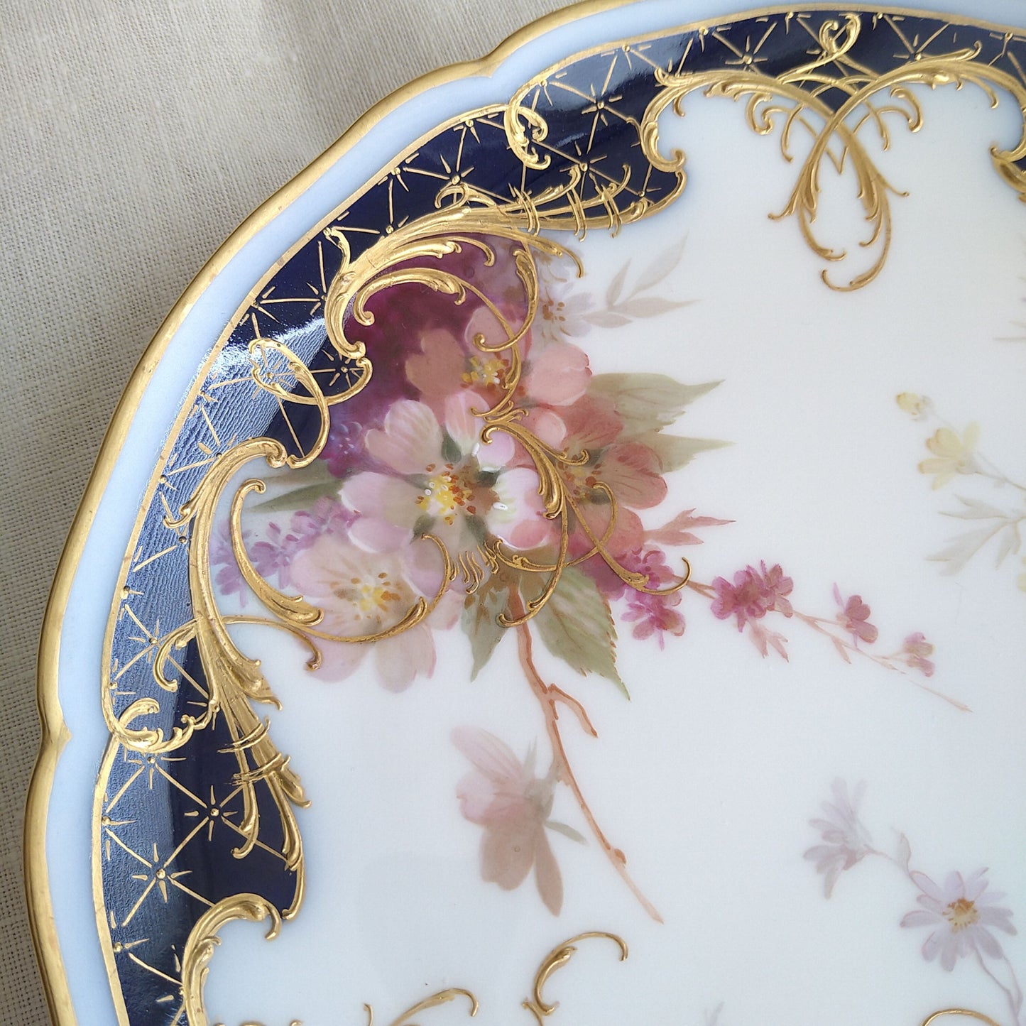 1912年KPMベルリンのソフトペインティングの花々とコバルトラウンドのお皿直径約22㎝D