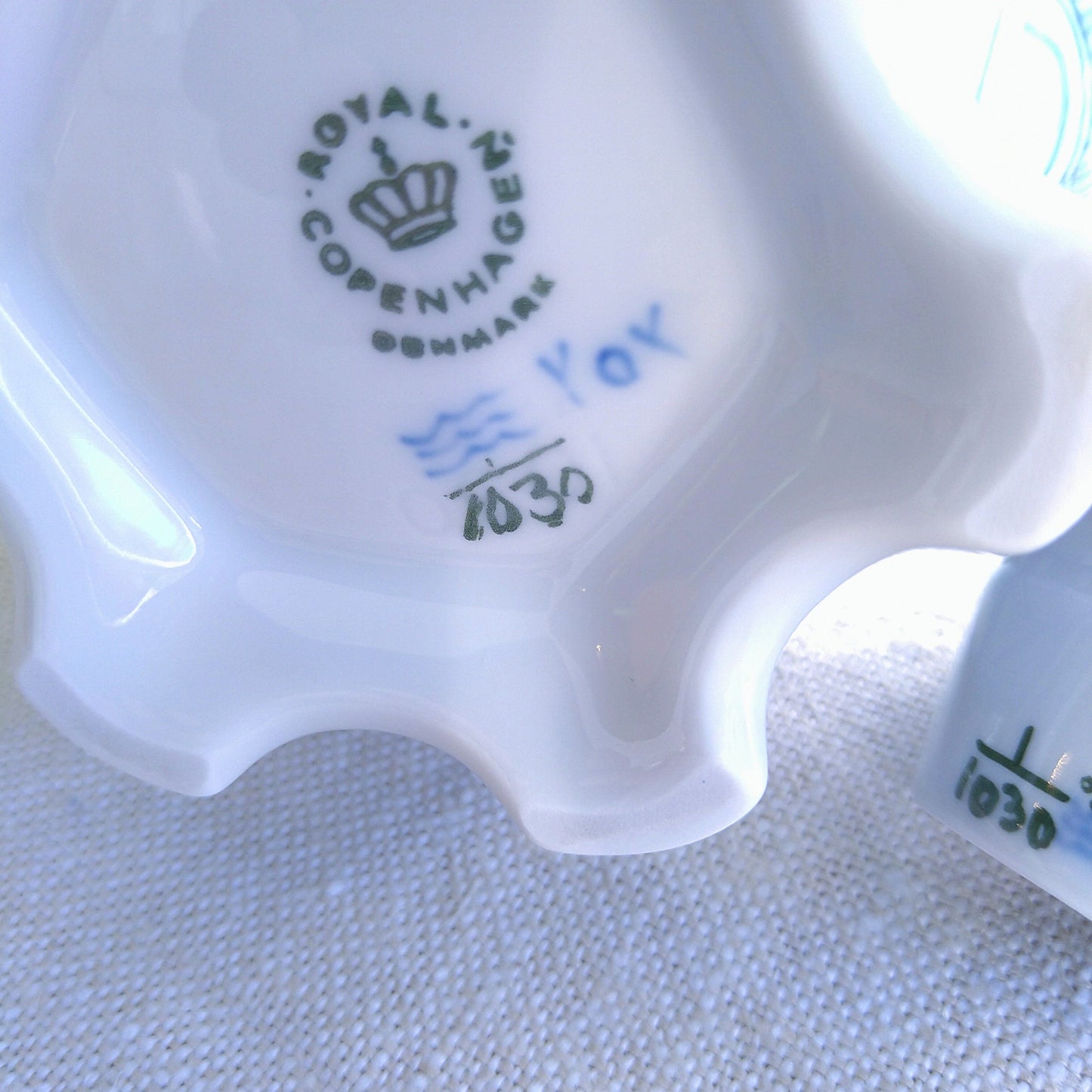 1980～1984年のRoyalCopenhagenのフルレースのモカポットは型番号1030高さ約21㎝Hです。
