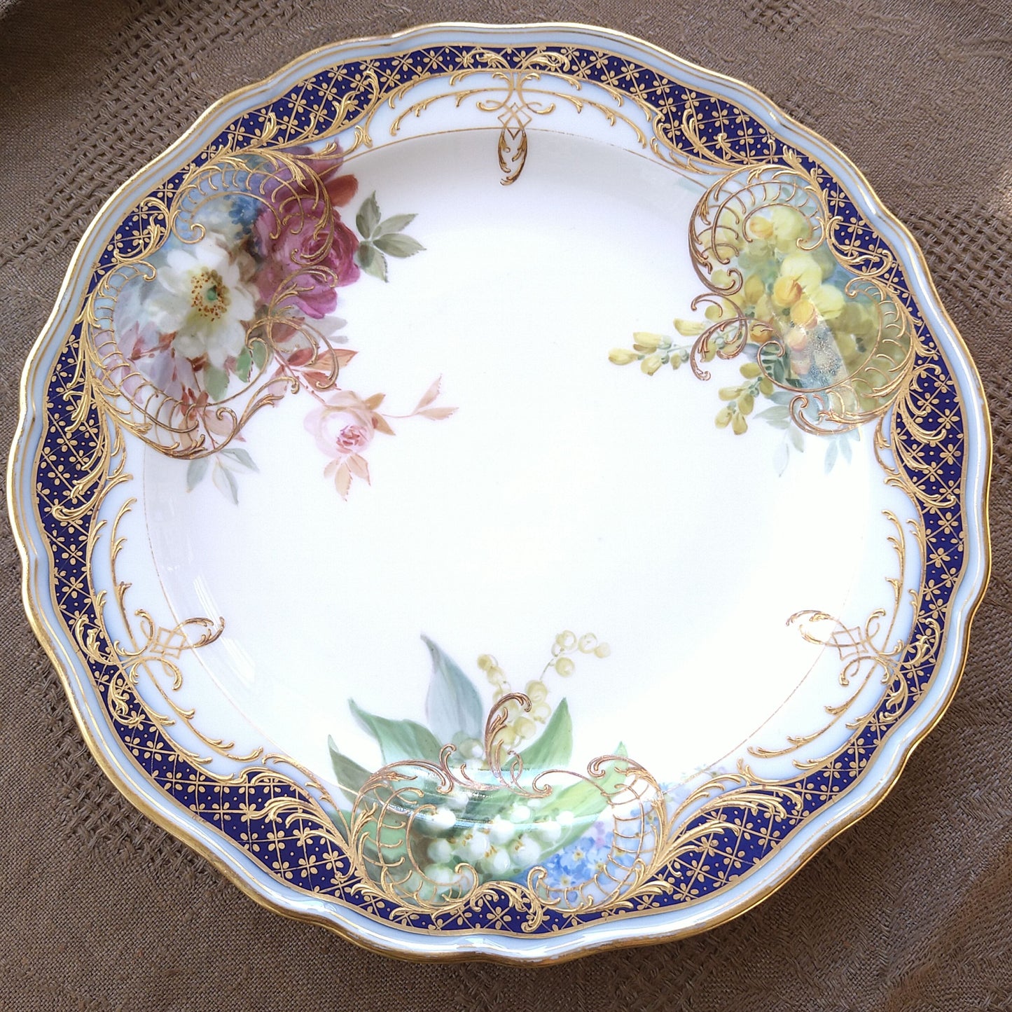 1850～1924年のMeissenマイセン、コバルトと金彩に自然主義様式の花々のお皿は直径約21.5㎝D