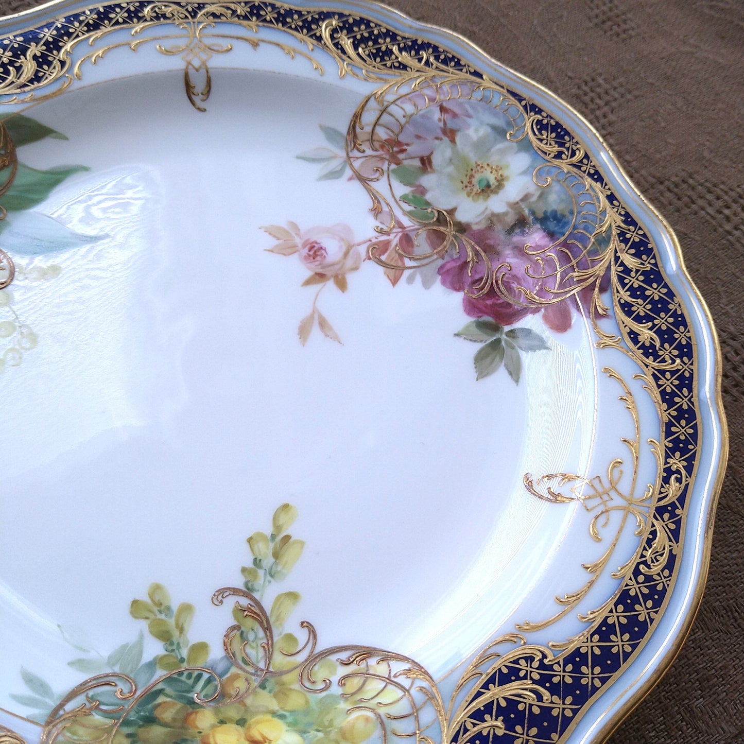 1850～1924年のMeissenマイセン、コバルトと金彩に自然主義様式の花々のお皿は直径約21.5㎝D