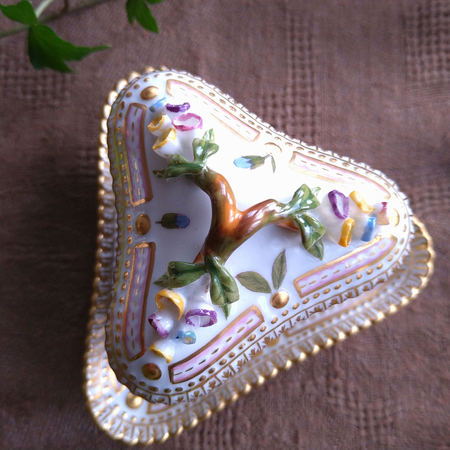 1960年代のRoyalCopenhagenフローラダニカ三角シトロンカップソーサー花はヴェロニカです。/FloraDanicaCitronCupSaucer