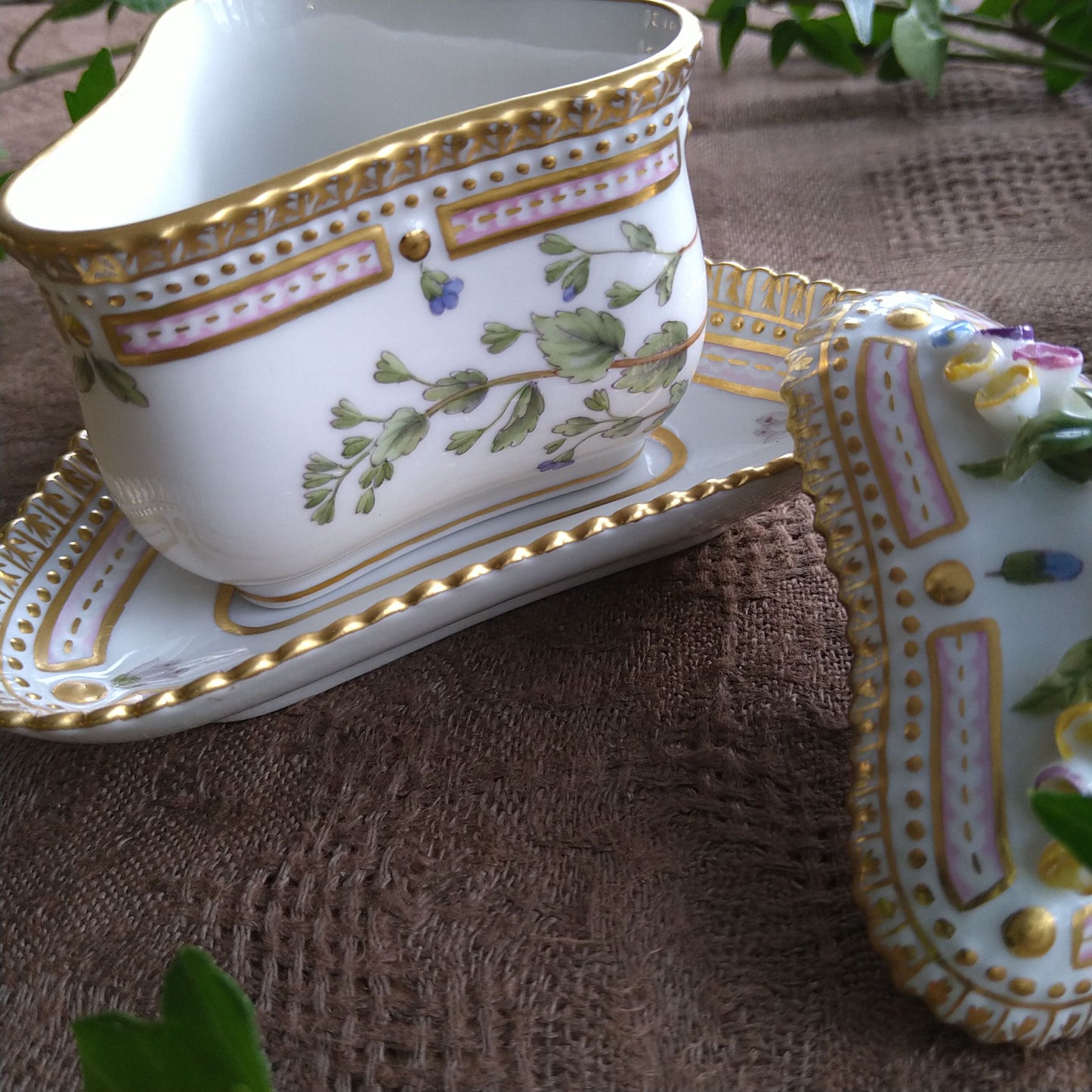 1960年代のRoyalCopenhagenフローラダニカ三角シトロンカップソーサー花はヴェロニカです。/FloraDanicaCitronCupSaucer