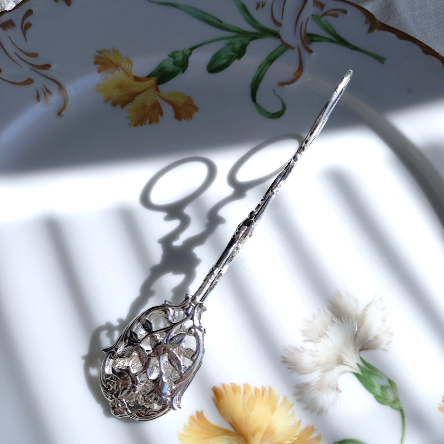 1960年スウェーデンのシルバーケーキトング🌹2輪のバラのレリーフ長さ約12.5㎝L小さめ。