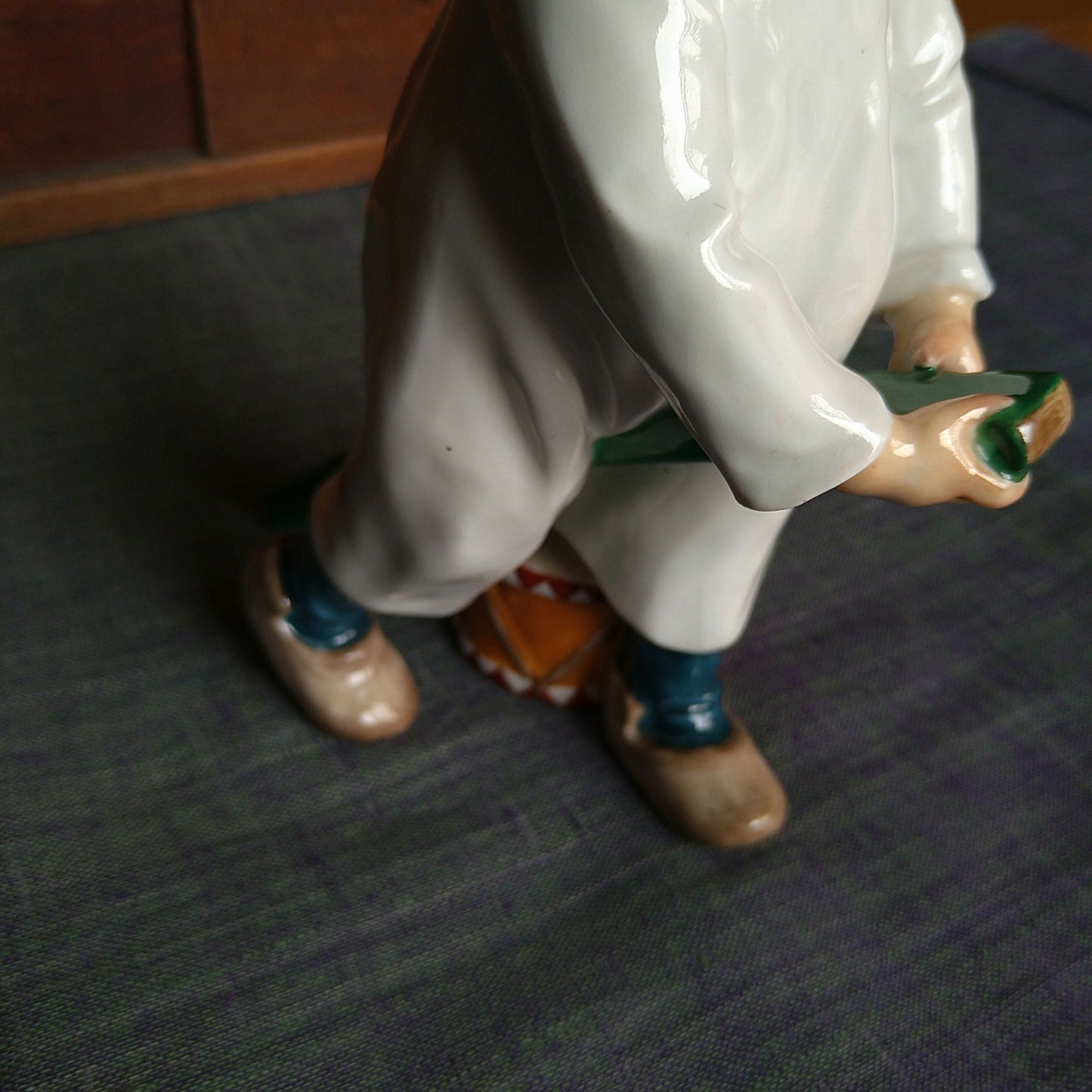 Meissen1905～1924年のヘンチェル人形 太鼓と棒で遊ぶ子 高さ約18.5㎝幅約11.5㎝W