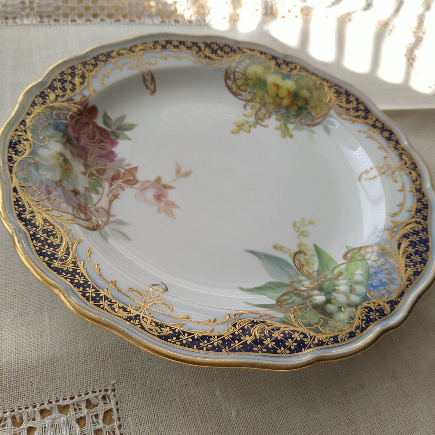 1850～1924年のMeissenマイセン、コバルトと金彩に自然主義様式の花々のお皿は直径約21.5㎝D