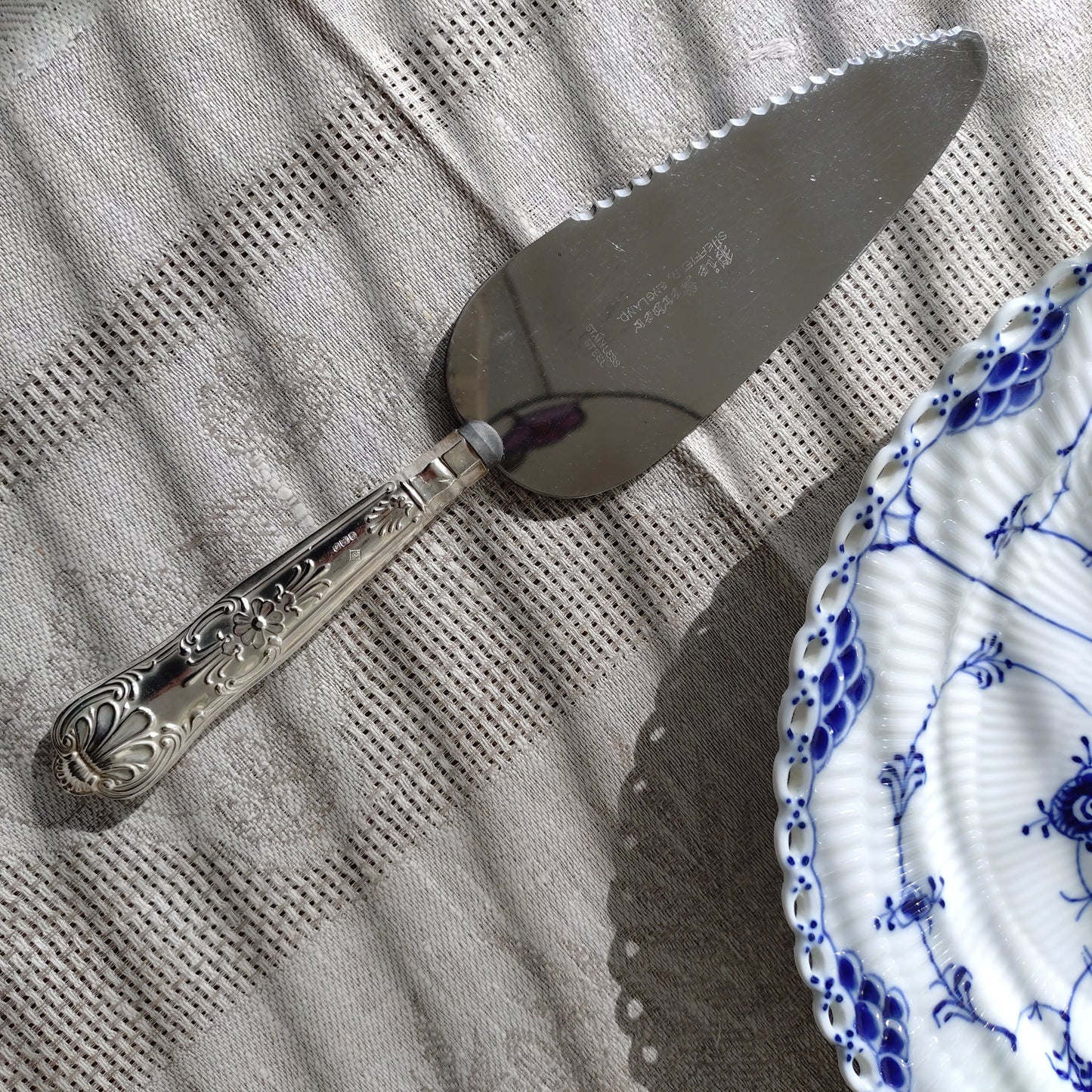 ENGLAND、Sheffieldのシルバーケーキサーパーは長さ約25.5㎝L、重さ約75g