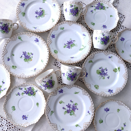 1870-1890年RoyalCopenhagenの紫のスミレのモカカップソーサー/デミタスと小さなケーキプレート直径約14.5㎝Dのトリオ