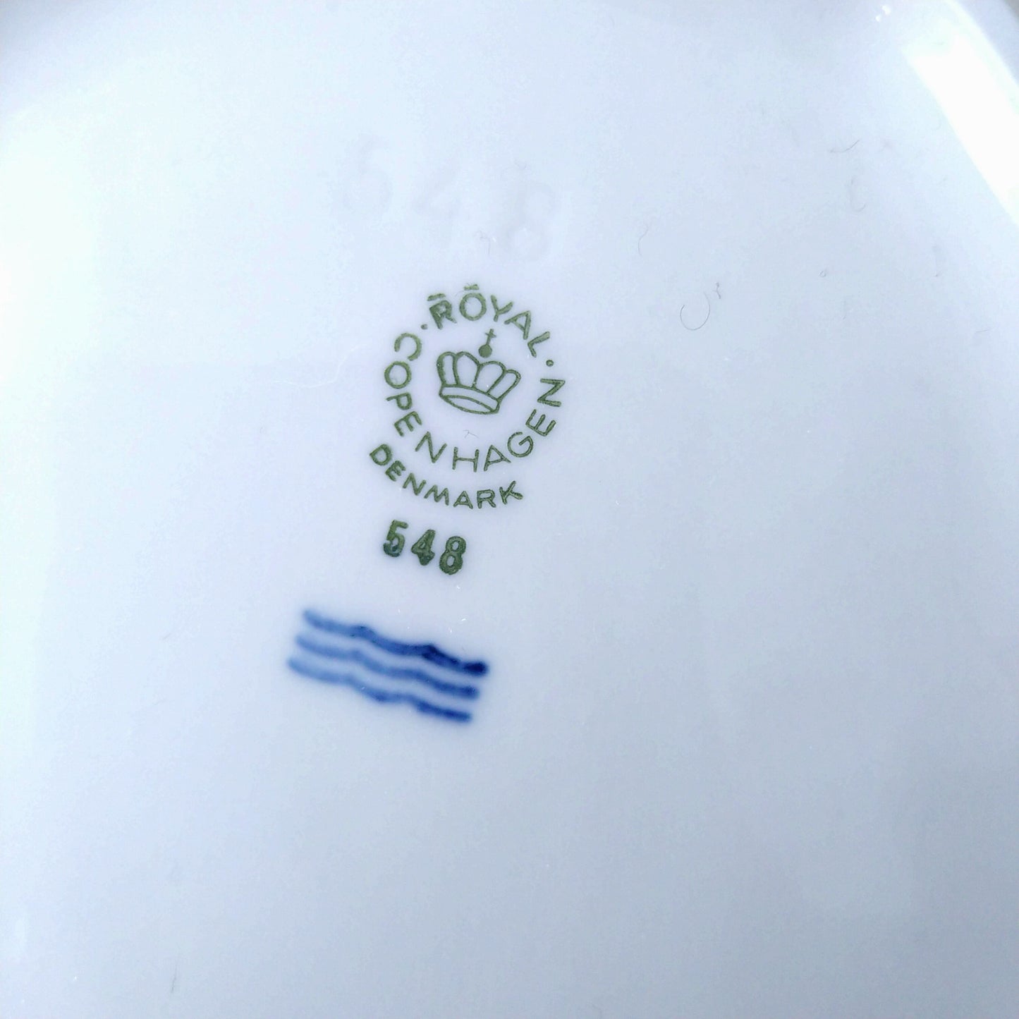 1985年～1989年のRoyalCopenhagenホワイトフルーテッドハーフレースの葉っぱのお皿大きさは約22.3㎝×17.5㎝です