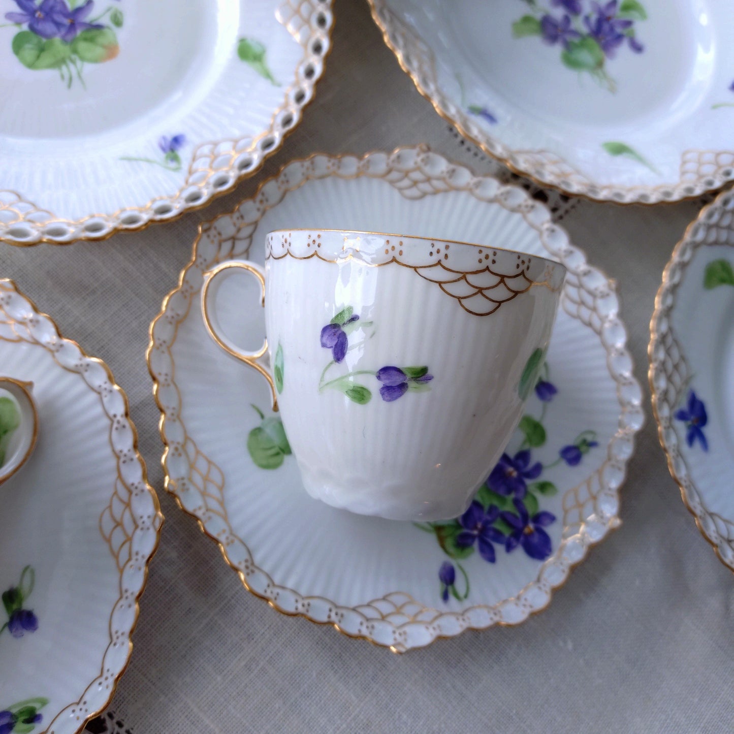 1870-1890年RoyalCopenhagenの紫のスミレのモカカップソーサー/デミタスと小さなケーキプレート直径約14.5㎝Dのトリオ