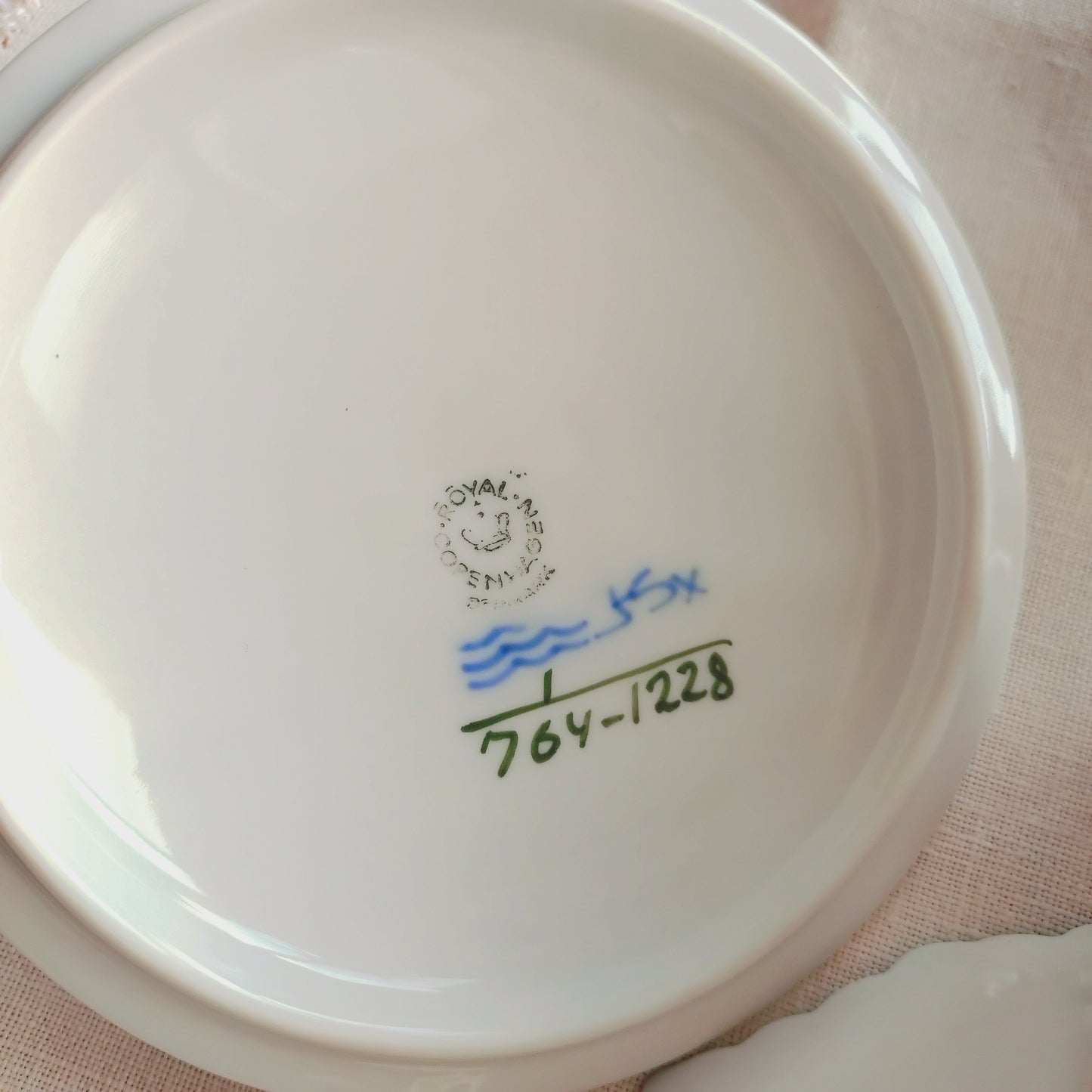 1980年代RoyalCopenhagenブルーフルーテッドフルレースのブイヨンカップソーサー蓋付き容量約330ml