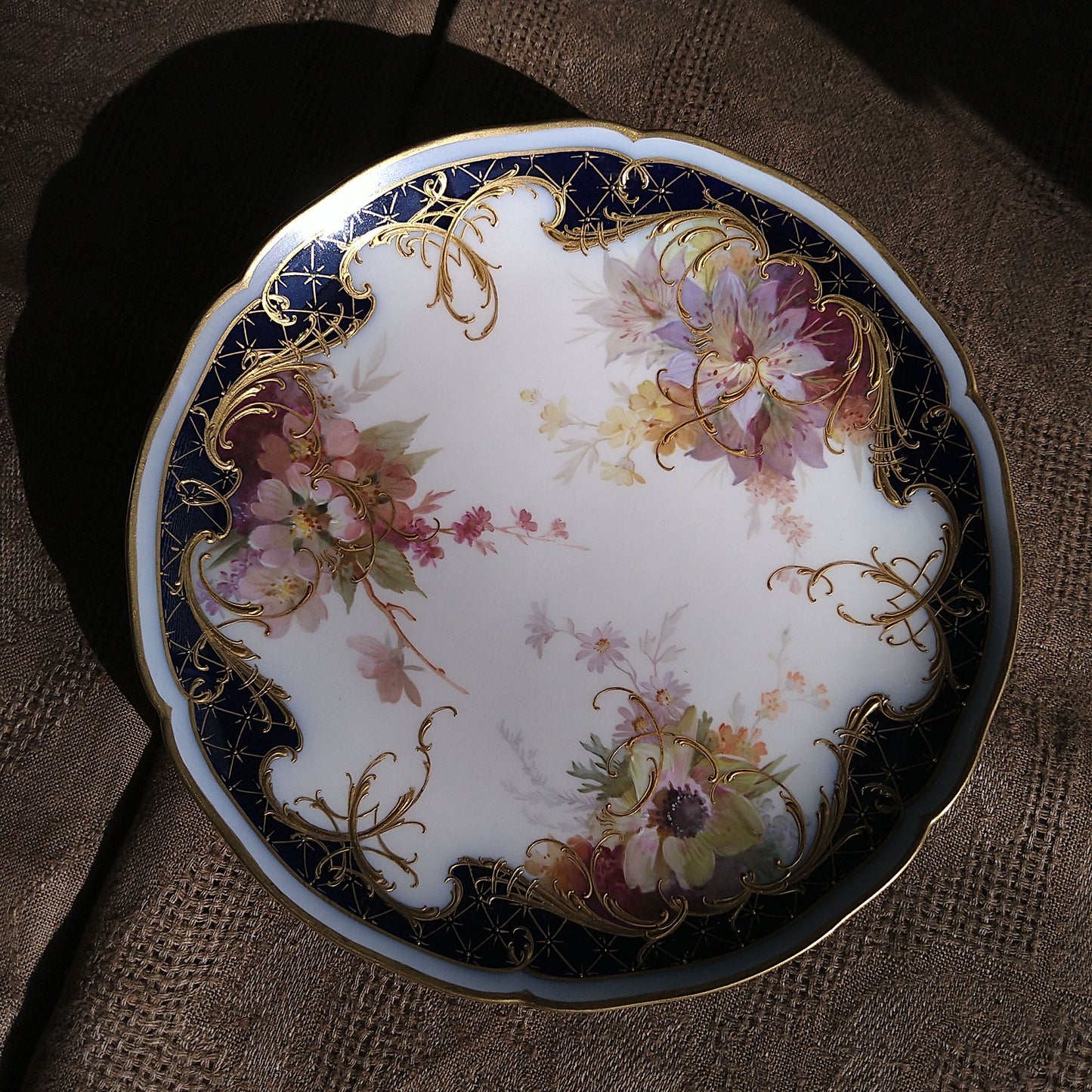 1912年KPMベルリンのソフトペインティングの花々とコバルトラウンドのお皿直径約22㎝D