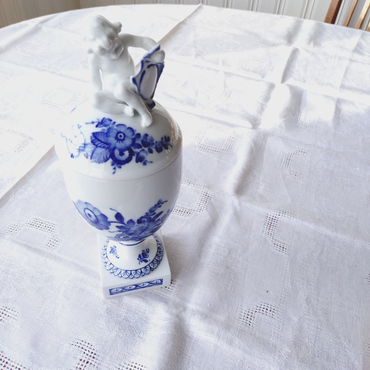 1948年のRoyalCopenhagenブルーフラワーの人形の蓋付きベース、小物入れは高さ約28.5㎝H