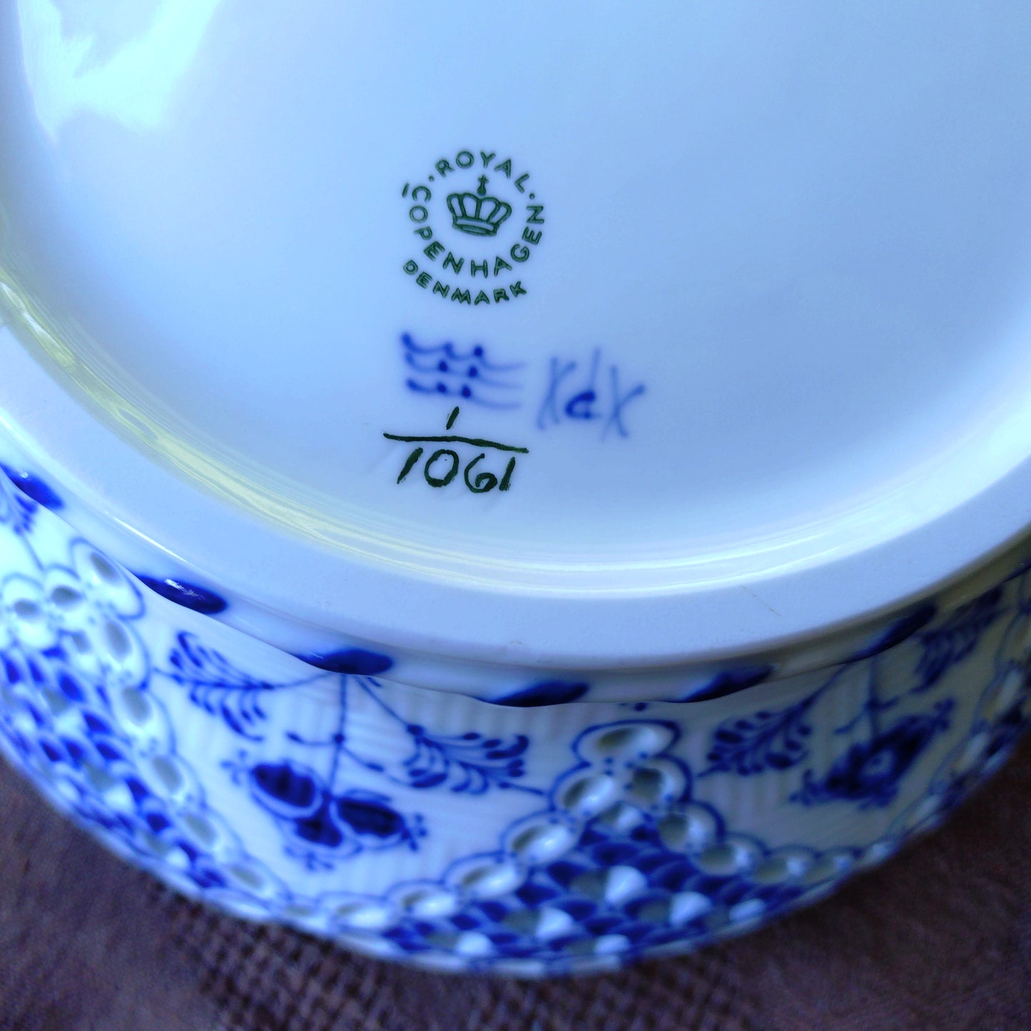 小さな窯傷がありますがきれいです1962年RoyalCopenhagenフルレースのバスケット直径約23㎝D