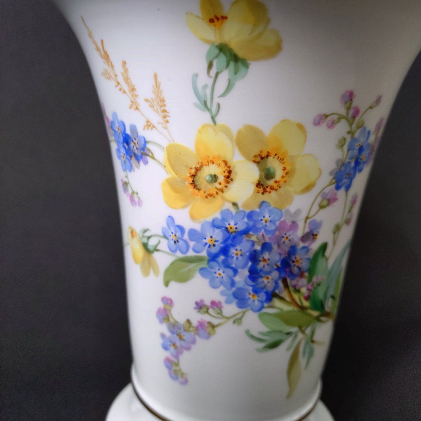 1924年以前Meissenキツネノボタンと忘れな草自然主義絵付けのトランペット型花瓶は高さ約16.5㎝H