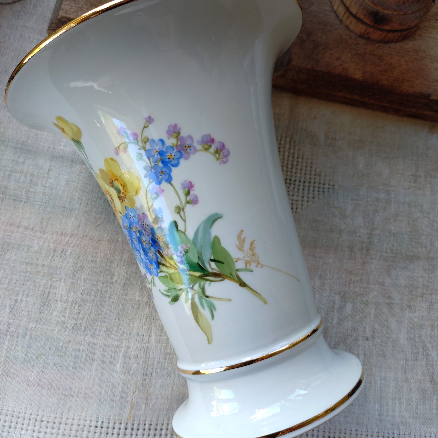 1924年以前Meissenキツネノボタンと忘れな草自然主義絵付けのトランペット型花瓶は高さ約16.5㎝H
