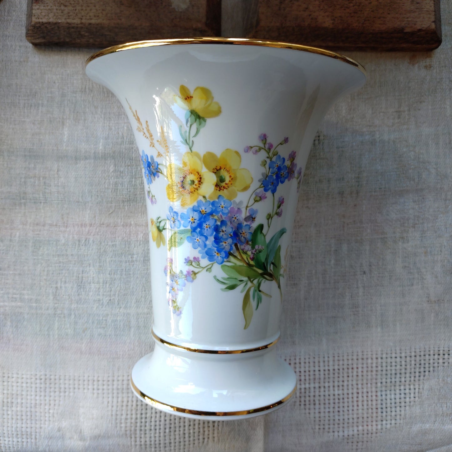 1924年以前Meissenキツネノボタンと忘れな草自然主義絵付けのトランペット型花瓶は高さ約16.5㎝H