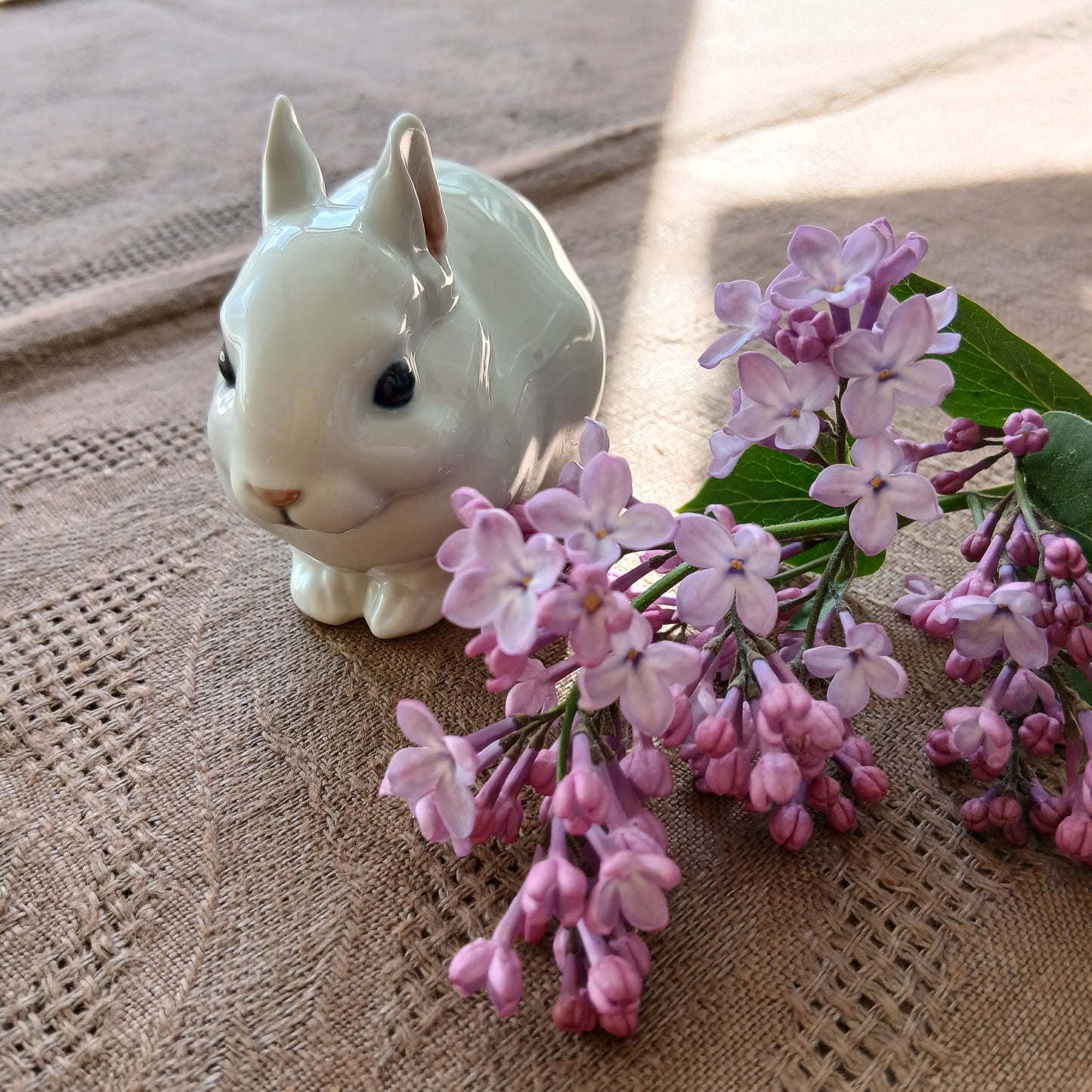 🐰RoyalCopenhagenウサギの仔JeanneGrutデザイン高さ約6.8㎝H、型番号4705前足を揃えてあなたを見つめるシロウサギちゃん👁👁片手乗りサイズ