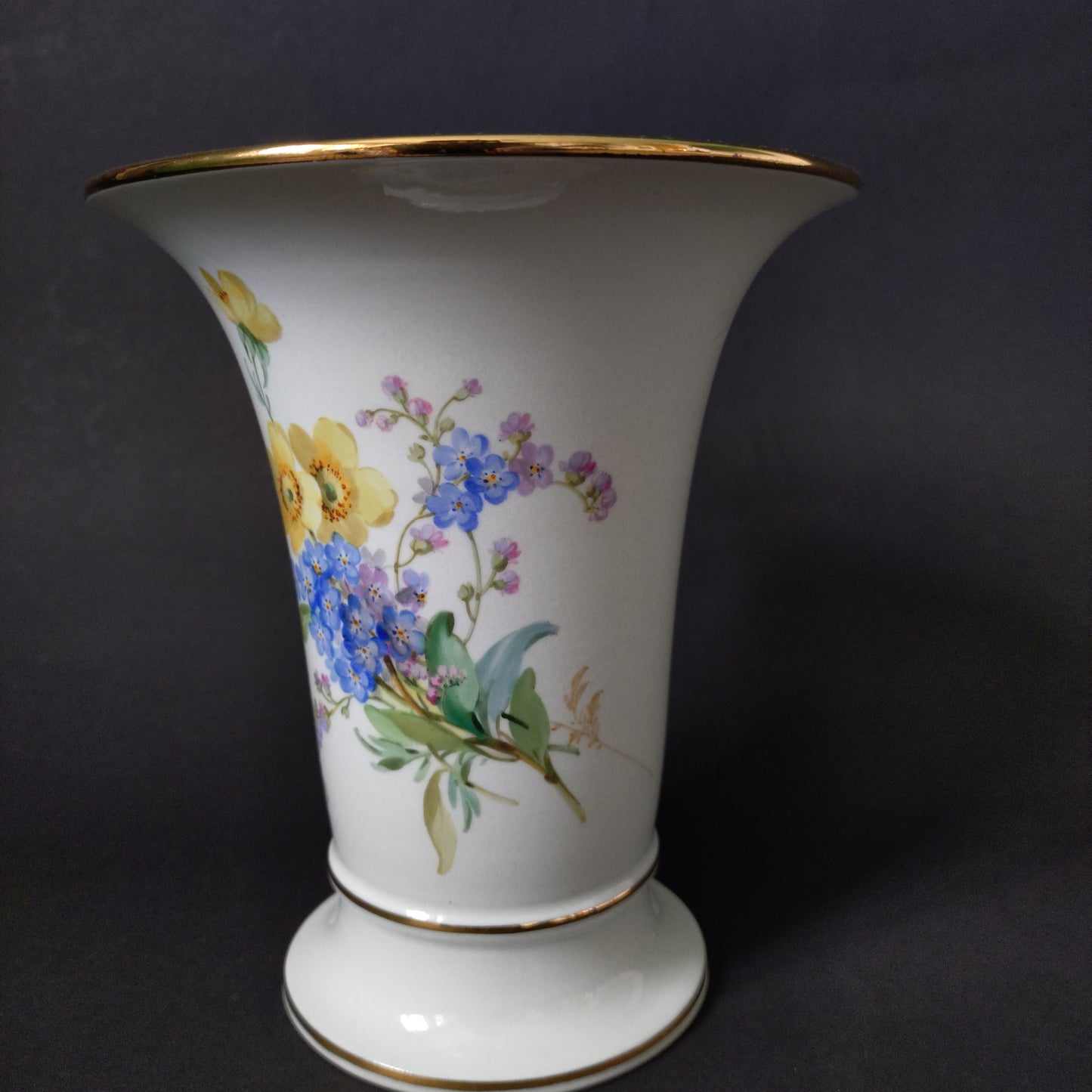 1924年以前Meissenキツネノボタンと忘れな草自然主義絵付けのトランペット型花瓶は高さ約16.5㎝H