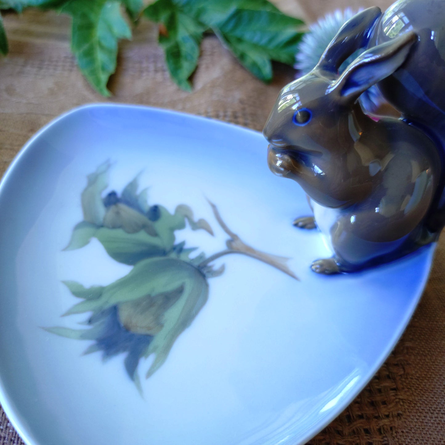 RoyalCopenhagenウサギ🐰のフィギュリン付きのお皿大きさ約12.5㎝×12㎝高さ約8㎝H