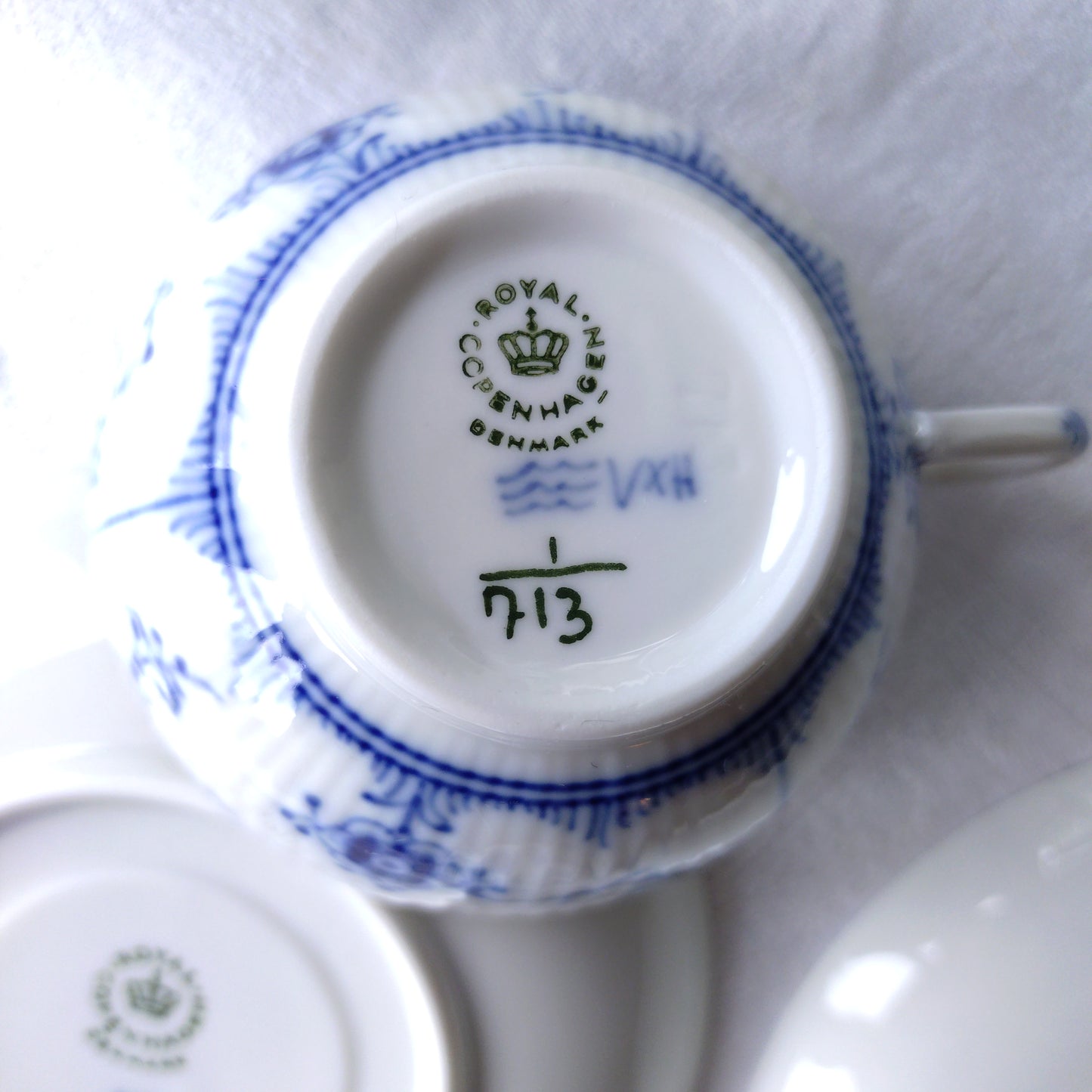 RoyalCopenhagenブルーフルーテッドハーフレース型番号713の小さめカップソーサー