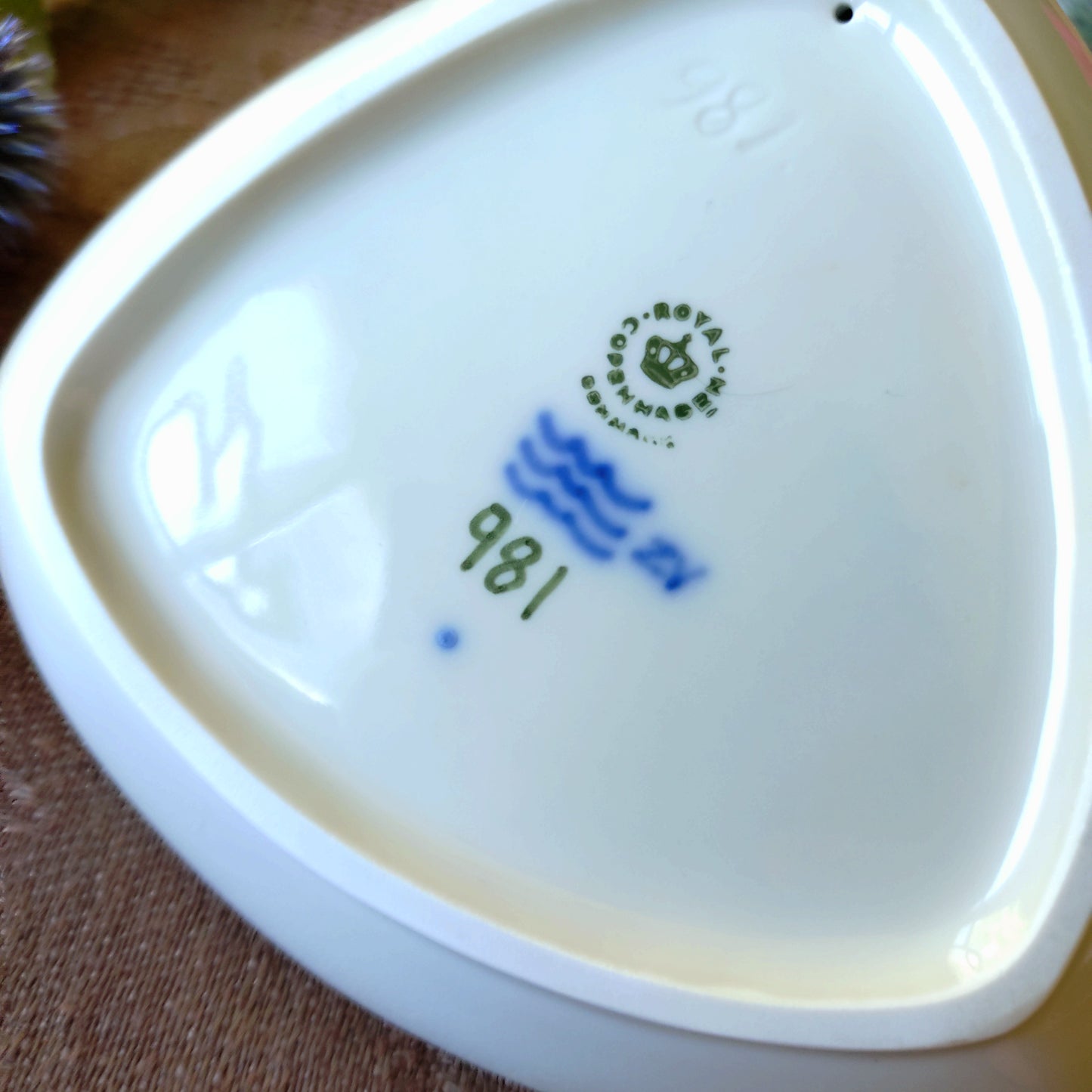 RoyalCopenhagenウサギ🐰のフィギュリン付きのお皿大きさ約12.5㎝×12㎝高さ約8㎝H
