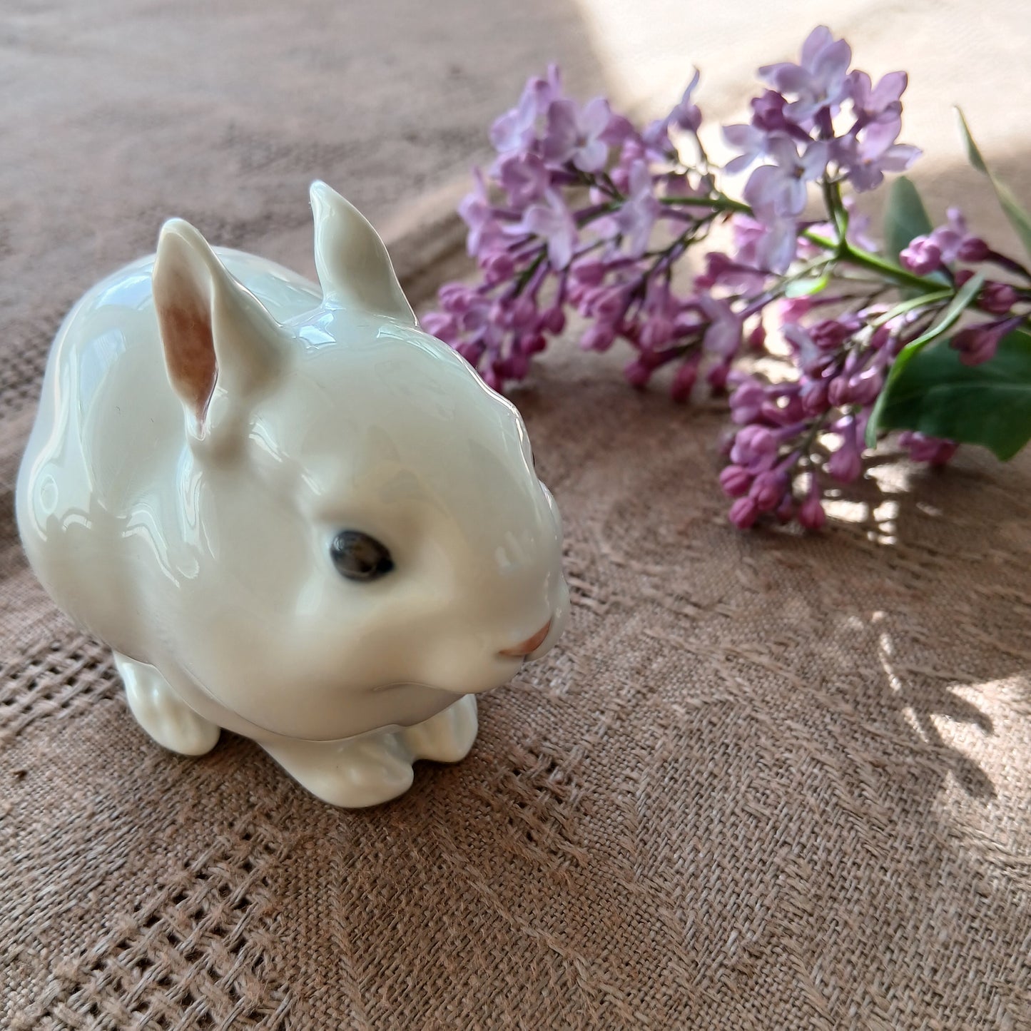 🐰RoyalCopenhagenウサギの仔JeanneGrutデザイン高さ約6.8㎝H、型番号4705前足を揃えてあなたを見つめるシロウサギちゃん👁👁片手乗りサイズ
