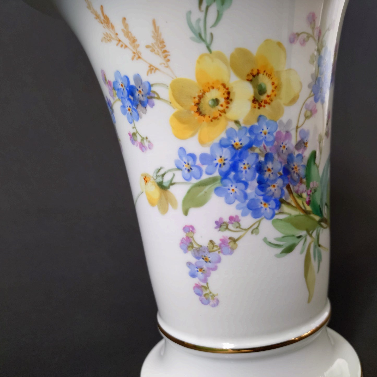 1924年以前Meissenキツネノボタンと忘れな草自然主義絵付けのトランペット型花瓶は高さ約16.5㎝H