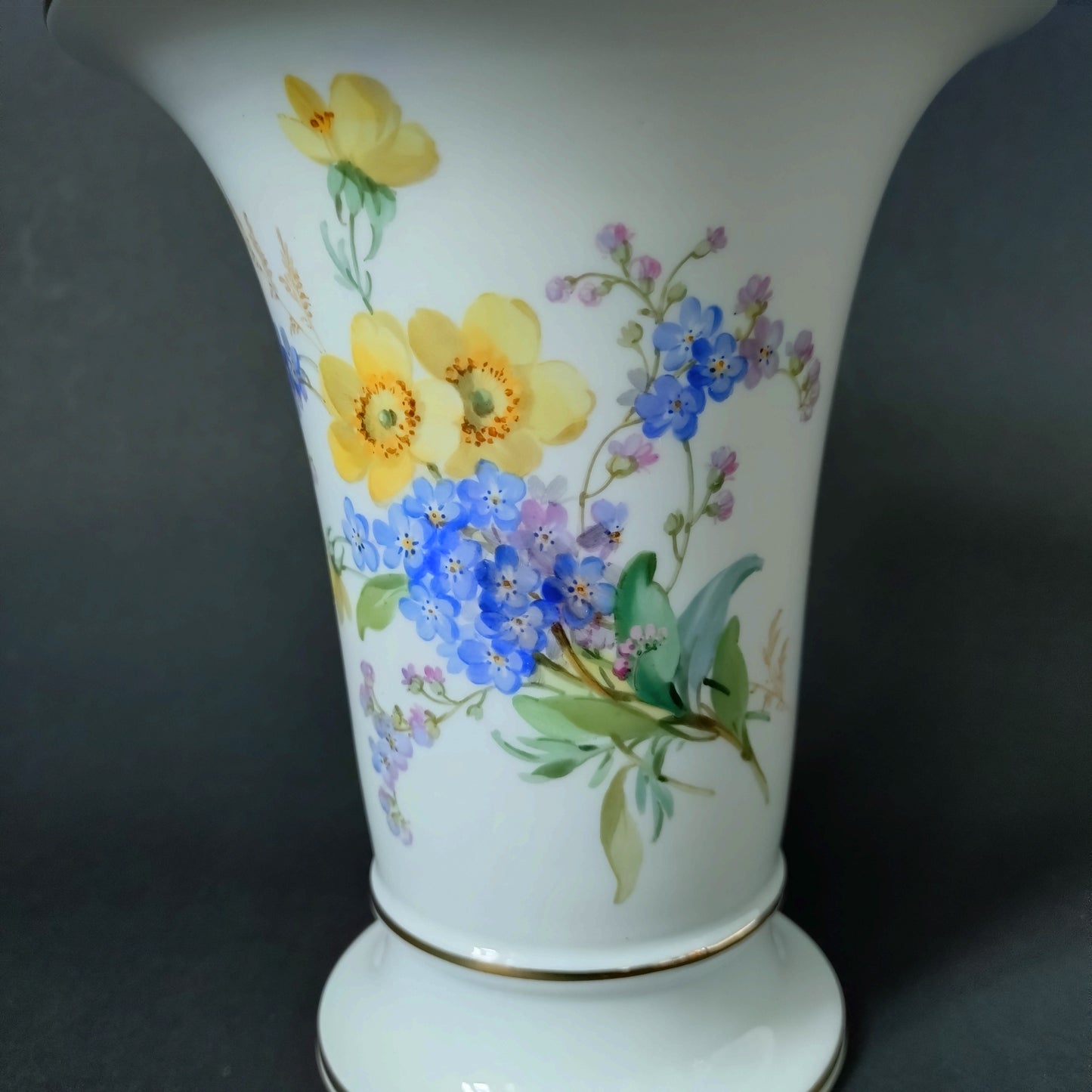 1924年以前Meissenキツネノボタンと忘れな草自然主義絵付けのトランペット型花瓶は高さ約16.5㎝H