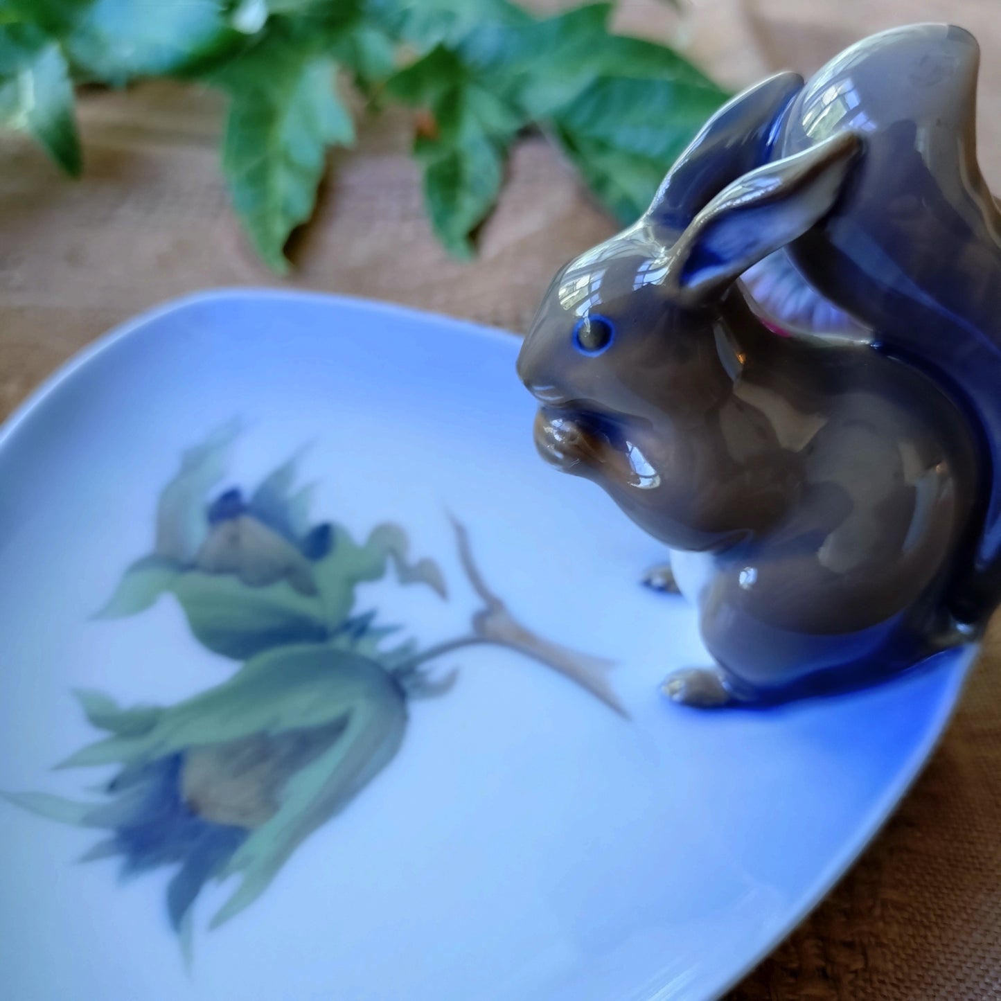 RoyalCopenhagenウサギ🐰のフィギュリン付きのお皿大きさ約12.5㎝×12㎝高さ約8㎝H